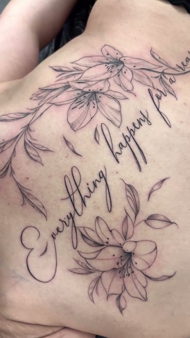 Phrase « Everything happens for a reason » en lettres calligraphiées, entourée de lys, de feuilles et de pétales en fine line, sur le dos