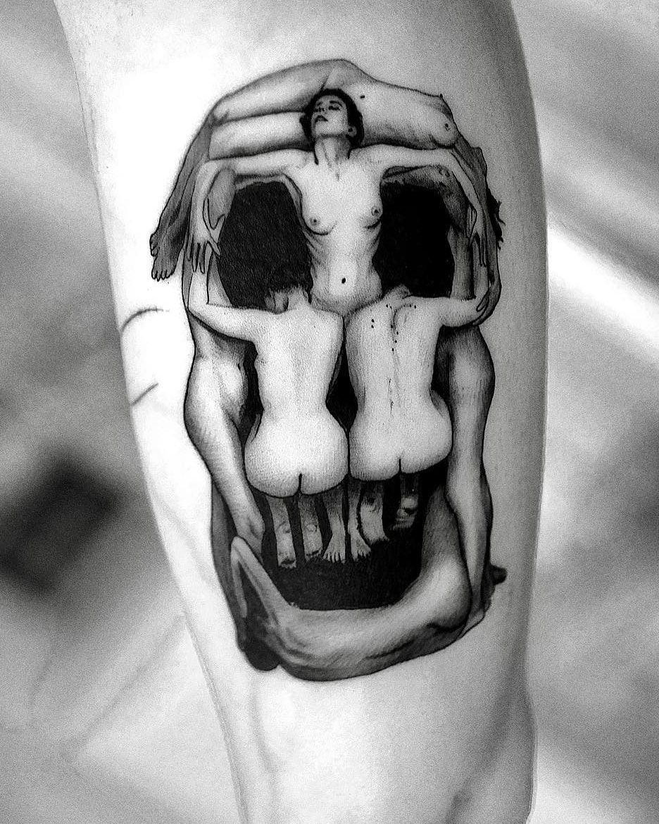 Crâne surréaliste à la Dalí formé de corps féminins nus, tatouage noir et gris net et contrasté sur le bras