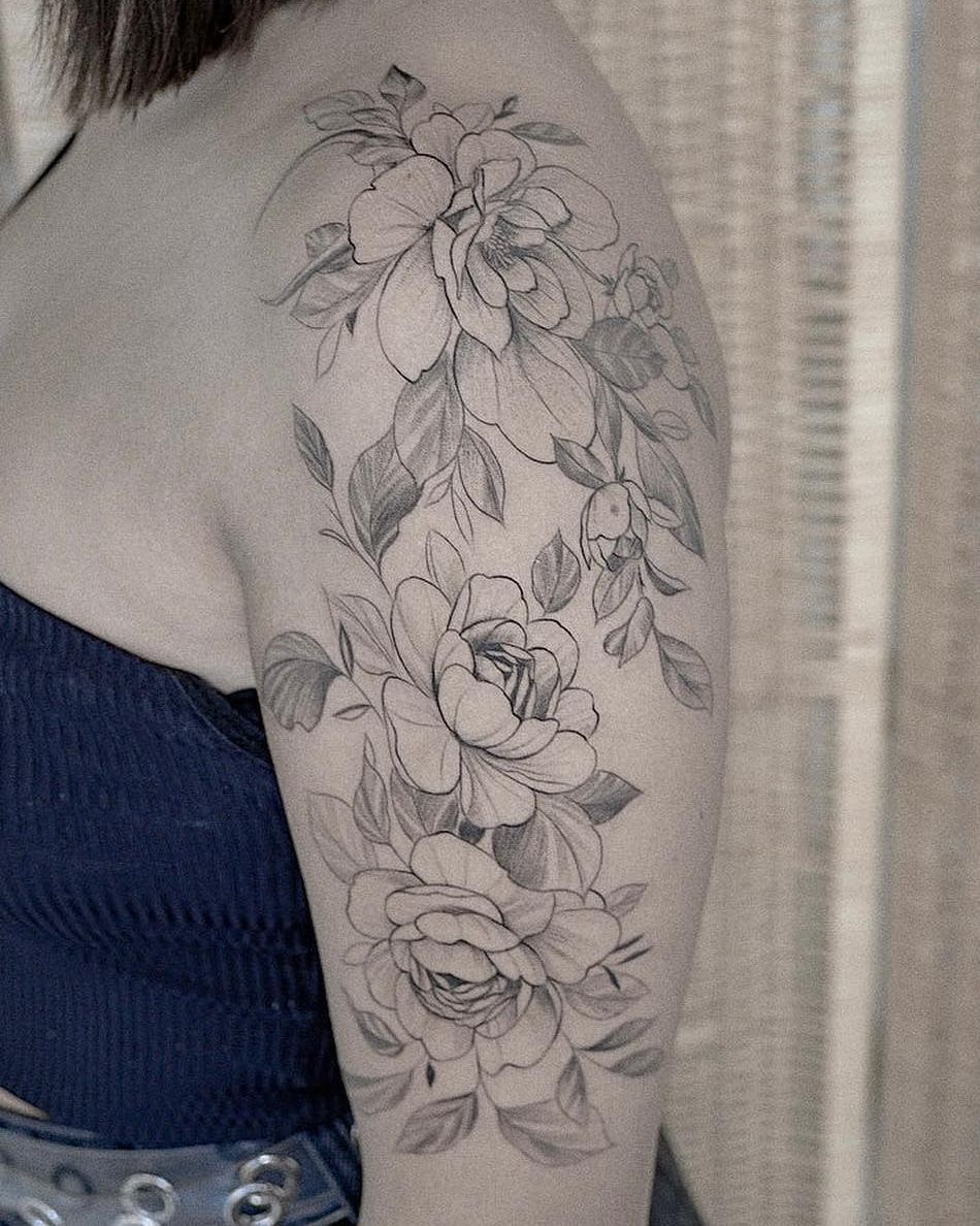 Bouquet de pivoines et de boutons en fine line aux ombrages délicats, sur l’épaule et le haut du bras